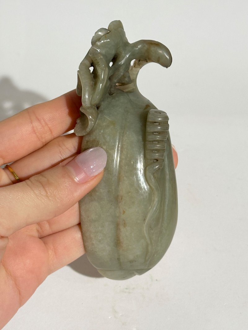 莫臥兒 十九世紀 翠玉花卉紋執瓢 及座 | A PALE GREEN JADE WASHER - 图2