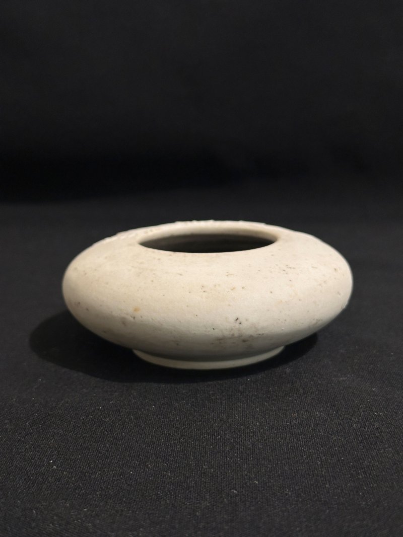 晚清至民國 澀胎牡丹紋洗、梅花紋印泥蓋盒二件 | A BISCUIT PORCELAIN 'PEONY' WASHER AND A 'PLUM BLOSSOM' INK PASTE BOX AND COVER - 图4
