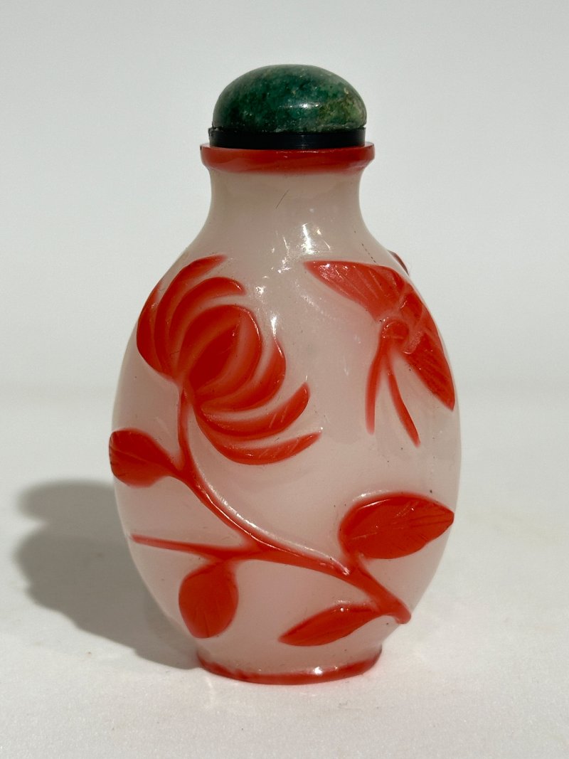 十九/二十世紀 白地套紅玻璃雙花紋、白地套三色玻璃花卉紋、透明地套紅玻璃壽字紋、涅白地套紅玻璃蝶花紋、霏雪地套紅玻璃一言九鼎紋、三腳鼎立紋、博古紋、透明地套黑玻璃一言九鼎紋鼻煙壺八件 | EIGHT OVERLAY GLASS SNUFF BOTTLES - 图36