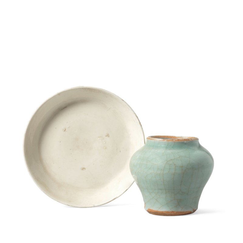 宋 定窯盤及龍泉青釉罐 | A DINGYAO DISH AND A LONGQUAN CELADON JAR - 图3