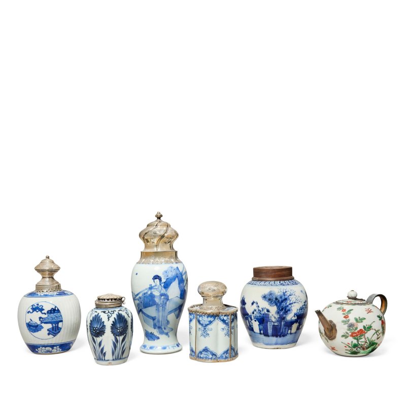 清康熙 青花鑲金屬罐及五彩茶壺一組 | A COLLECTION OF METAL-MOUNTED BLUE AND WHITE JARS AND A FAMILLE VERTE TEAPOT AND COVER - 图1