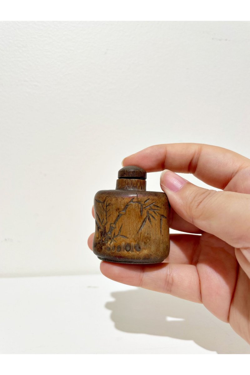 十九世紀 竹製、葫蘆鼻烟壺三件 竹紋鼻烟壺背刻款⌈不可⌋ | TWO BAMBOO SNUFF BOTTLES AND A GOURD SNUFF BOTTLE - 图4