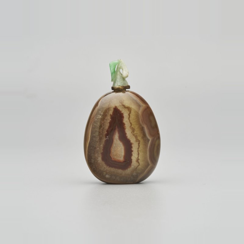 晚清 纏絲瑪瑙隨形鼻煙壺、翡翠蓋 | A CONCENTRIC AGATE 'PEBBLE' SNUFF BOTTLE - 图1