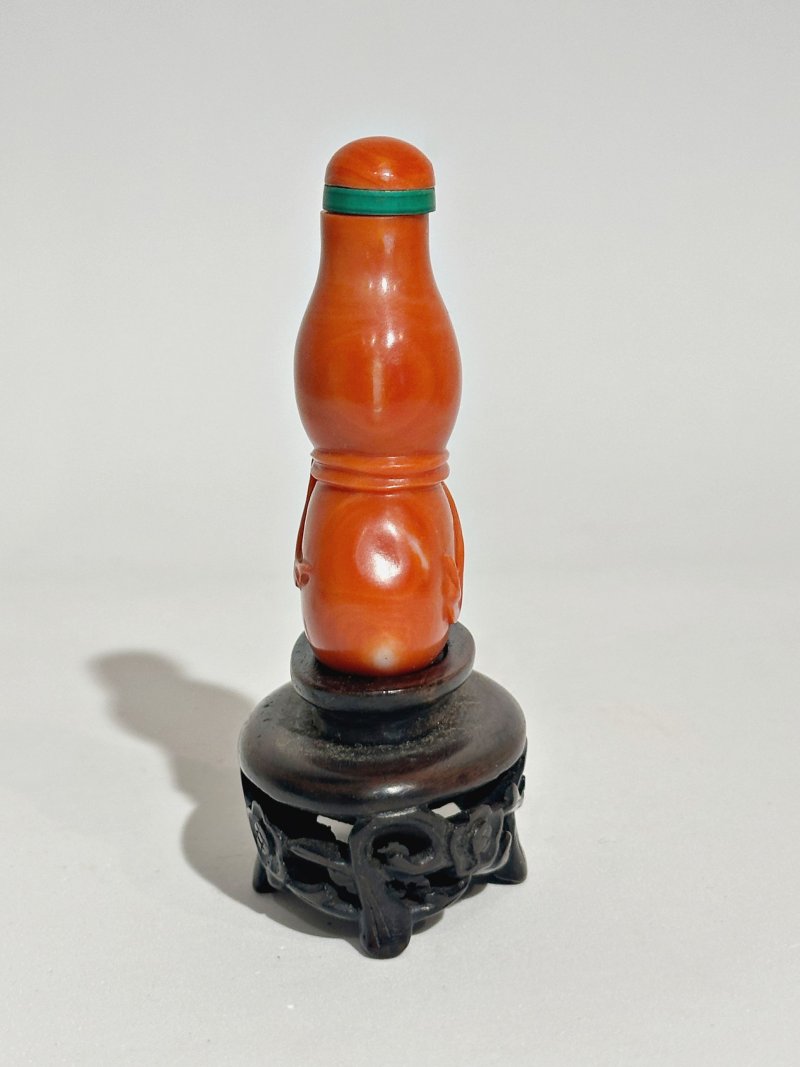 清中晚期 珊瑚葫蘆包袱紋鼻煙壺、珊瑚蓋 | A CORAL 'GOURD' SNUFF BOTTLE - 图6