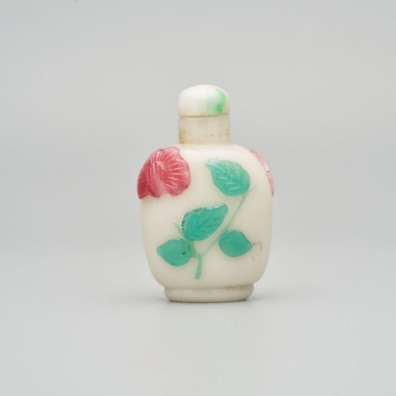 二十世紀 涅白地套雙色玻璃花紋鼻煙壺、翡翠蓋 | A PINK AND GREEN OVERLAY WHITE GLASS 'FLOWER' SNUFF BOTTLE - 图10