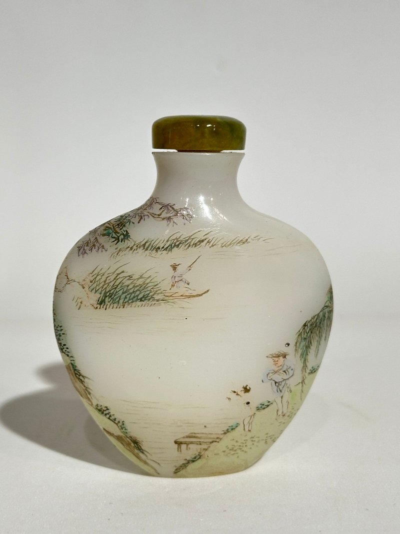 民國 涅白玻璃胎畫琺瑯山水人物紋鼻煙壺 ⌈古月軒⌋款 | AN ENAMELLED MILKY GLASS 'LANDSCAPE AND FIGURES' SNUFF BOTTLE - 图9