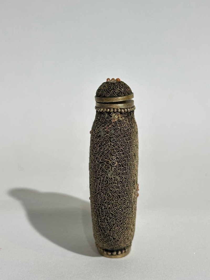 二十世紀中期 銅胎累絲嵌珊瑚花卉紋鼻煙壺 | A COPPER FILIGREE SNUFF BOTTLE - 图7