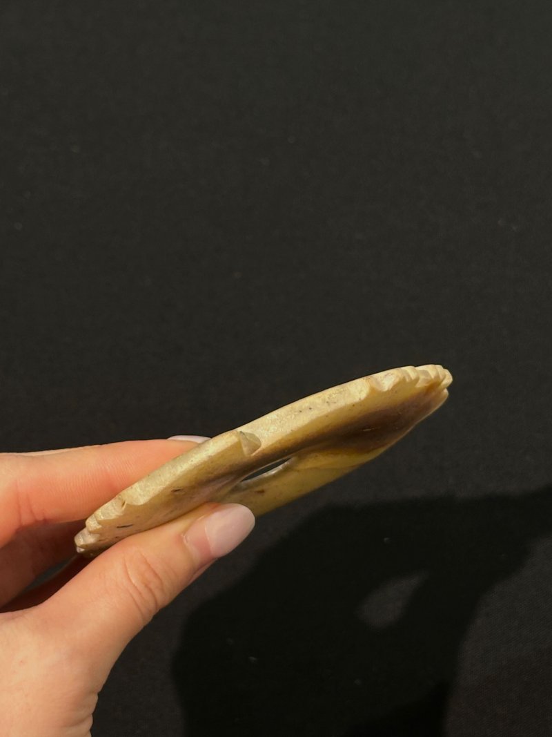 十九/二十世紀 仿古玉器三件 （其一）及盒 | THREE ARCHAISTIC JADE PIECES - 图2