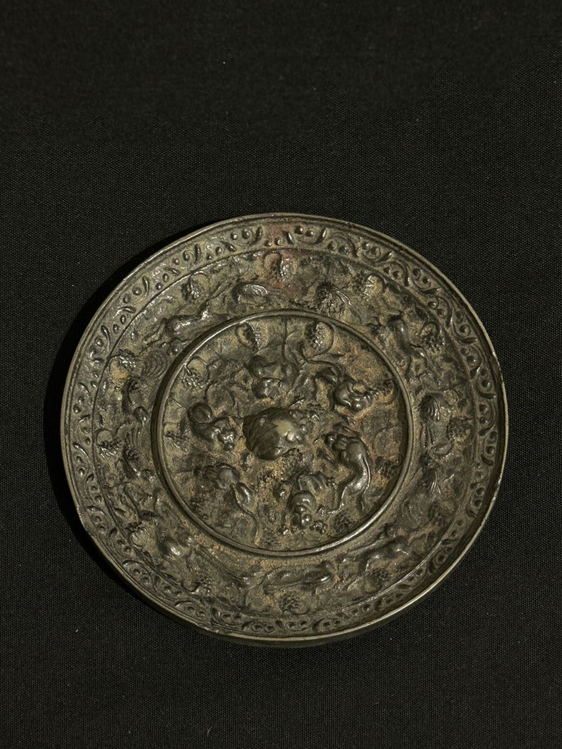 唐 葡萄海獸紋銅鏡 | A BRONZE 'SEA CREATURES AND GRAPES' MIRROR - 图4