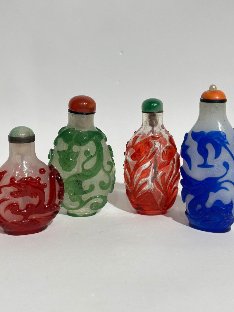 十九/二十世紀 霏雪地套藍玻璃鯉魚化龍紋、霏雪地套綠玻璃螭龍紋、霏雪地套紅玻璃雲龍戲珠紋、透明地套紅玻璃花卉紋鼻煙壺四件 | FOUR OVERLAY GLASS SNUFF BOTTLES - 图25