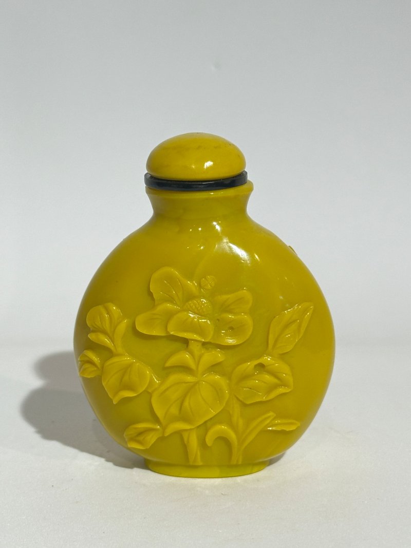 二十世紀 雞油黃玻璃光素、花卉紋鼻煙壺四件 | FOUR YELLOW GLASS SNUFF BOTTLES - 图8