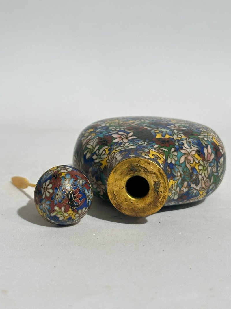 十九/二十世紀 銅胎琺瑯鼻煙壺七件 （博古）⌈乾隆年製⌋款 | SEVEN CLOISONNE ENAMEL SNUFF BOTTLES - 图47