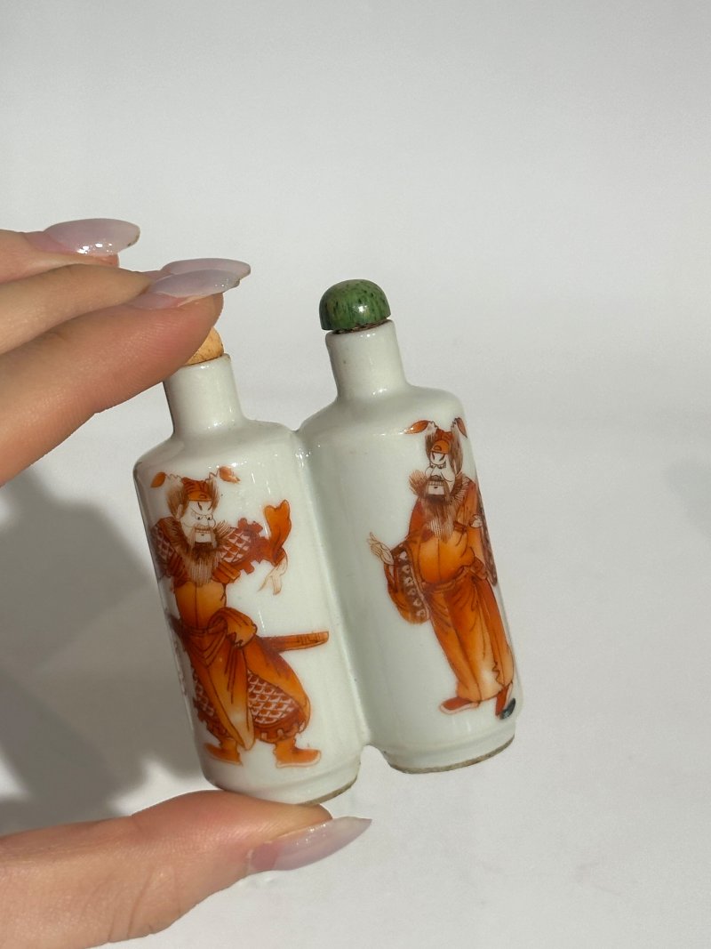 晚清至民國 瓷鼻煙壺四件 （藍）⌈乾隆年製⌋礬紅篆書款 | FOUR CERAMIC SNUFF BOTTLES - 图10