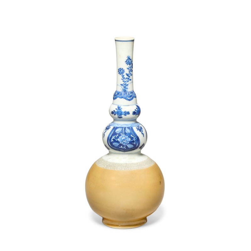A BLUE AND WHITE AND CAFÉ-AU-LAIT TRIPLE GOURD VASE - 图1
