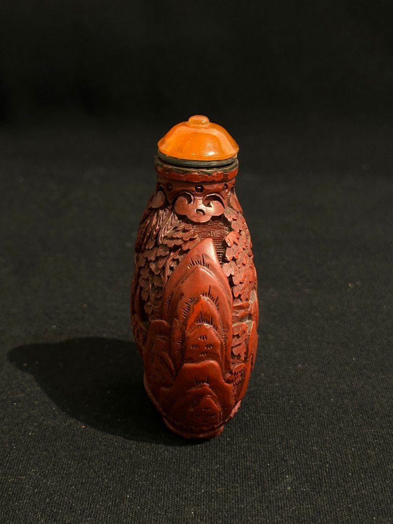 清十九世紀 剔紅人物紋鼻煙壺二件 | TWO CINNABAR LACQUER SNUFF BOTTLES - 图4