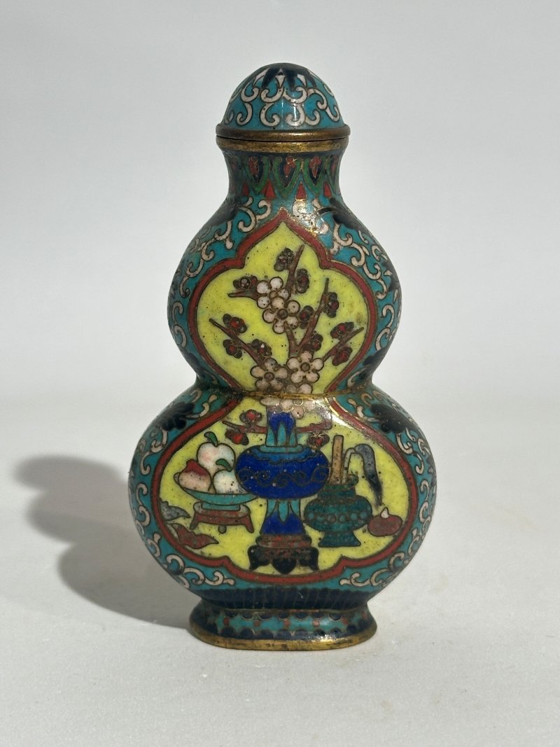 十九/二十世紀 銅胎琺瑯鼻煙壺七件 （博古）⌈乾隆年製⌋款 | SEVEN CLOISONNE ENAMEL SNUFF BOTTLES - 图13