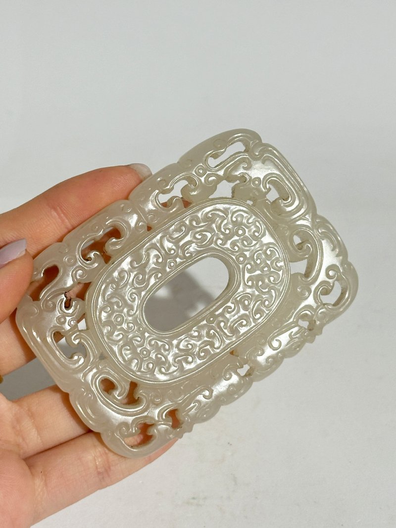 清十九世紀 白玉仿古夔龍紋牌 及座 | AN ARCHAISTIC WHITE JADE 'GUI-DRAGON' PLAQUE - 图3