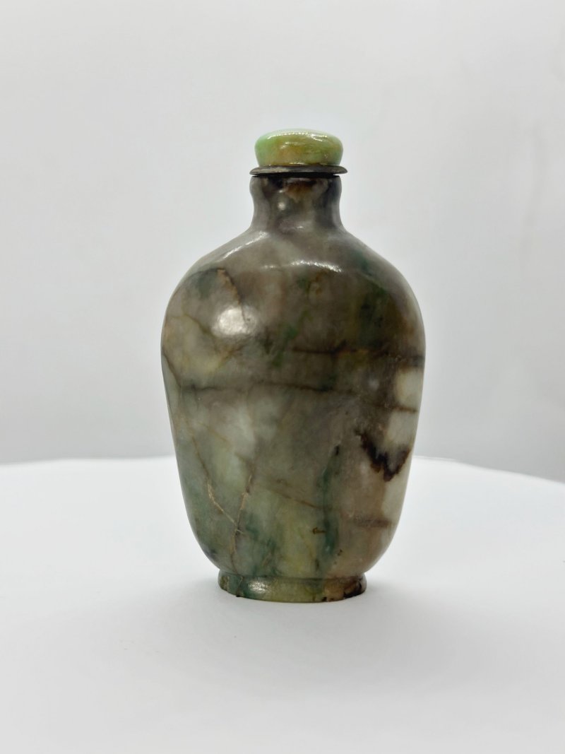 十九/二十世紀 雙色翡翠鼻煙壺二件、珊瑚蓋及翡翠蓋 | TWO BLACK AND GREEN JADEITE SNUFF BOTTLES - 图13