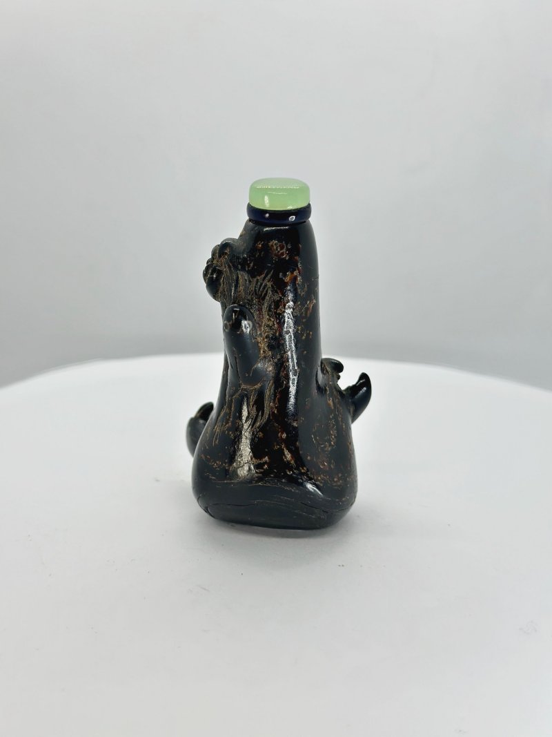 十九/二十世紀 石榴紅石英磨花、黑琥珀魚紋鼻煙壺二件 | A FACETED QUARTZ AND A BLACK AMBER SNUFF BOTTLE - 图3