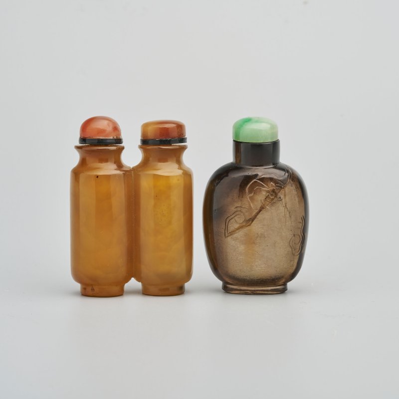清十九世紀 雙聯瑪瑙、煙晶蝠紋鼻煙壺二件 | A SMOKY QUARTZ AND A CHALCEDONY AGATE DOUBLE SNUFF BOTTLE - 图1
