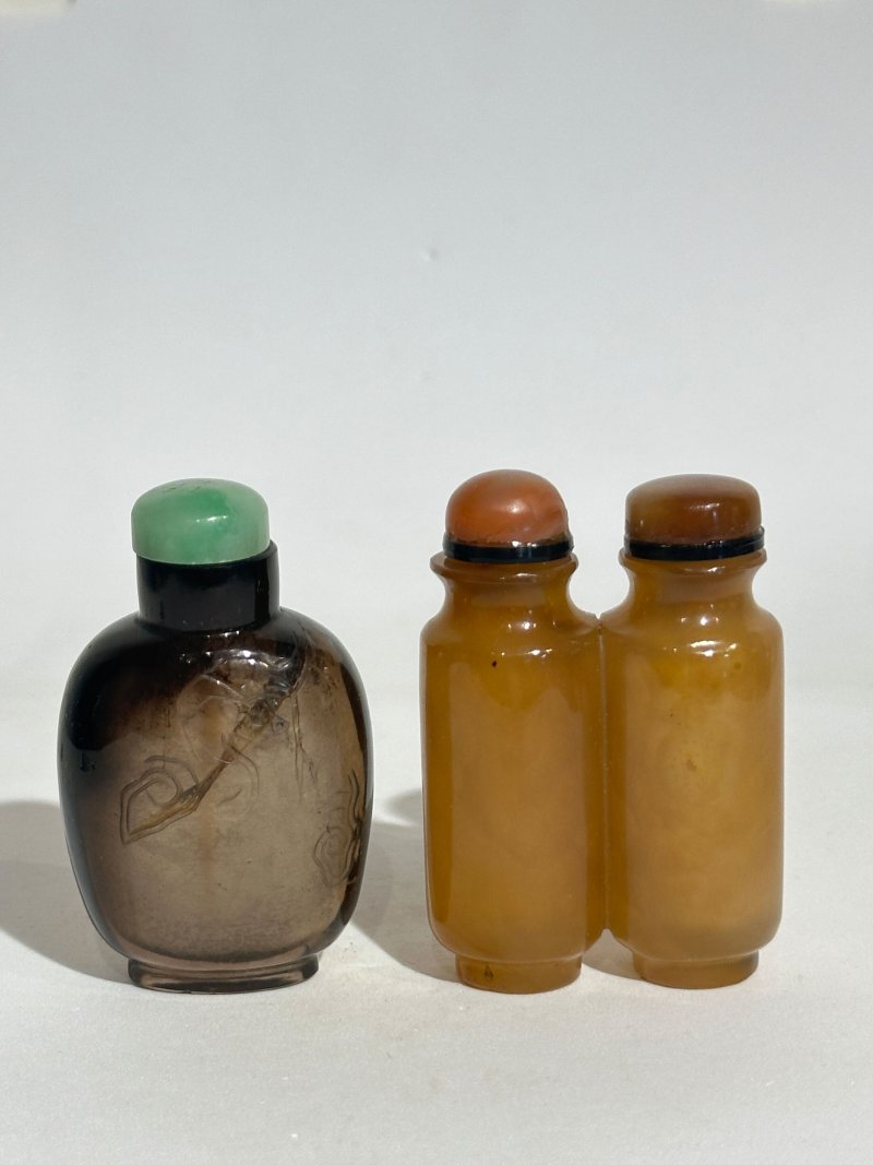 清十九世紀 雙聯瑪瑙、煙晶蝠紋鼻煙壺二件 | A SMOKY QUARTZ AND A CHALCEDONY AGATE DOUBLE SNUFF BOTTLE - 图18