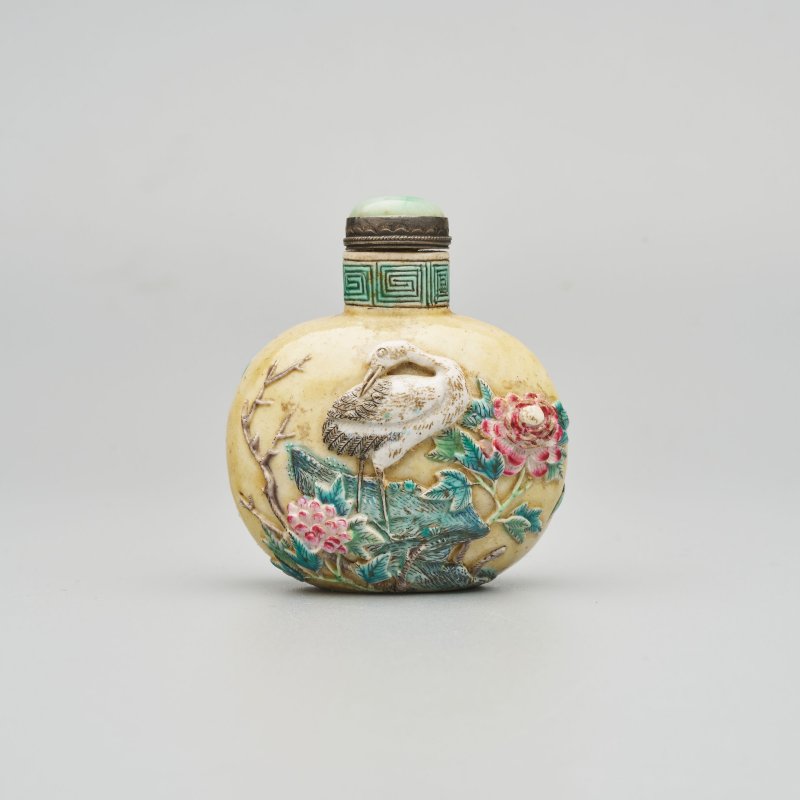 清十九世紀 瓷胎⌈一路連科⌋鼻煙壺、翡翠蓋 | A BISCUIT PORCELAIN 'EGRET AND LOTUS' SNUFF BOTTLE - 图1