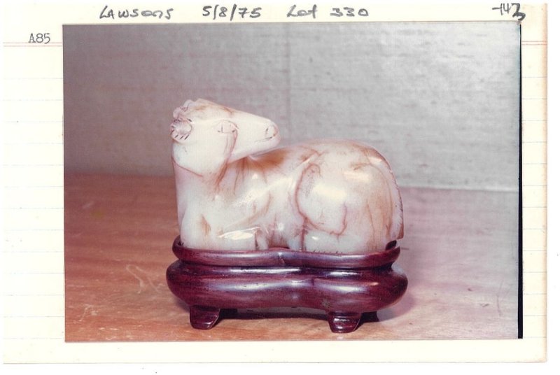 十九/二十世紀 白玉⌈馬⌋、⌈羊⌋三件 及座 | A WHITE JADE 'HORSE' AND TWO JADE 'GOAT' CARVINGS - 图20