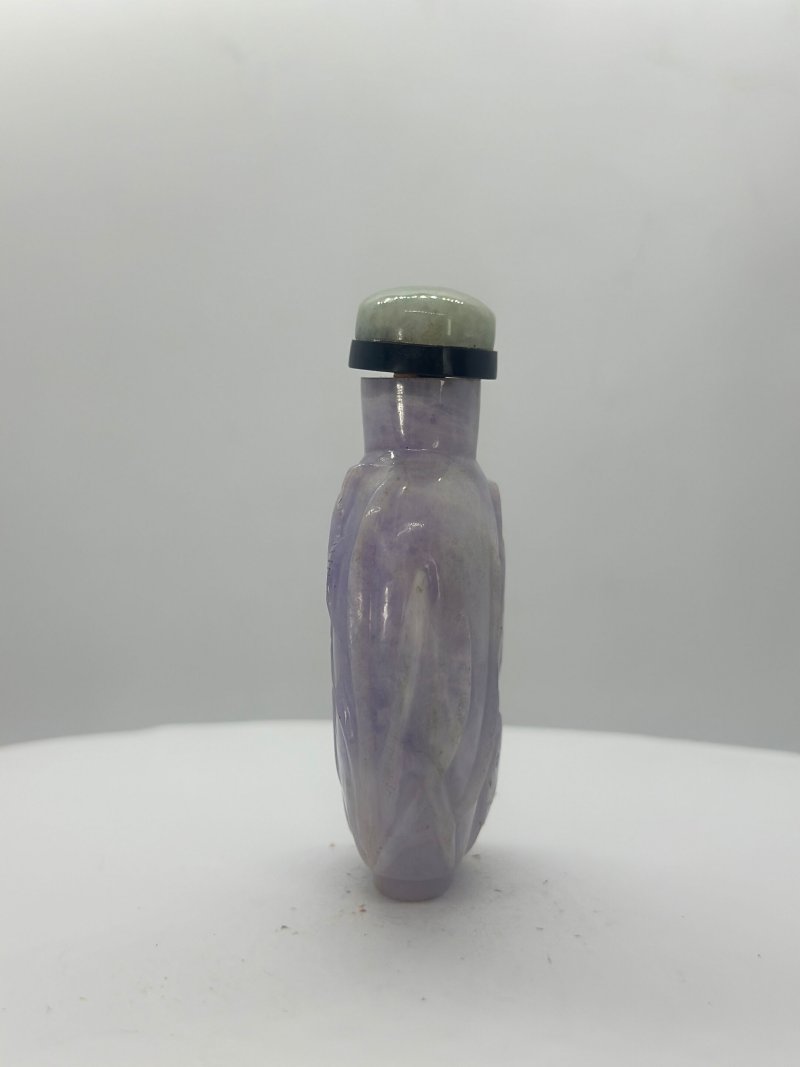 十九/二十世紀 青金石、紫羅蘭色翡翠、煤精山水紋、孔雀石光素、玉獸紋鼻煙壺五件 | FIVE HARDSTONE SNUFF BOTTLES - 图7