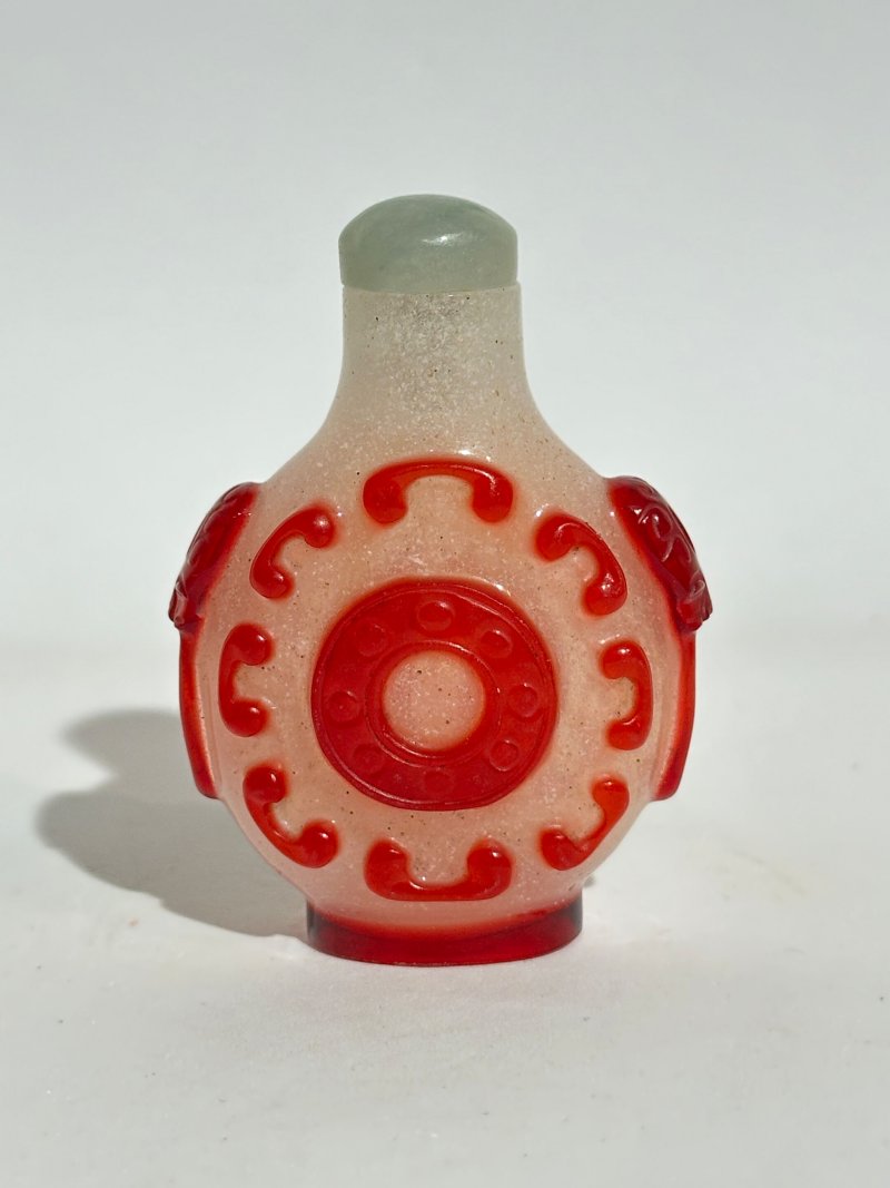 十九/二十世紀 霏雪地套紅玻璃鼻煙壺四件 | FOUR RED OVERLAY GLASS SNUFF BOTTLES - 图3