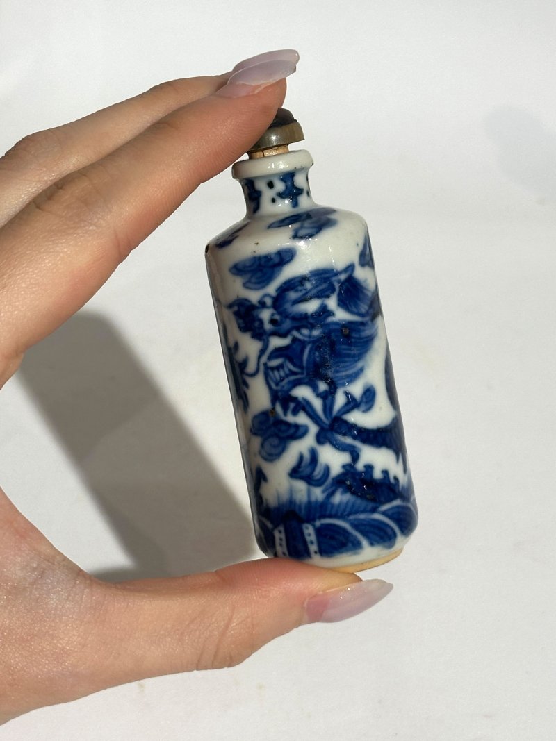 十九/二十世紀 青花⌈二甲傳臚⌋、⌈武松打虎⌋、⌈游龍戲珠⌋、壽字紋、人物紋、青花釉裏紅武士紋、生肖紋鼻煙壺八件 （武士）⌈大清雍正年製⌋青花楷書款、（龍）⌈雍正年製⌋青花楷書款 | EIGHT CERAMIC SNUFF BOTTLES - 图20