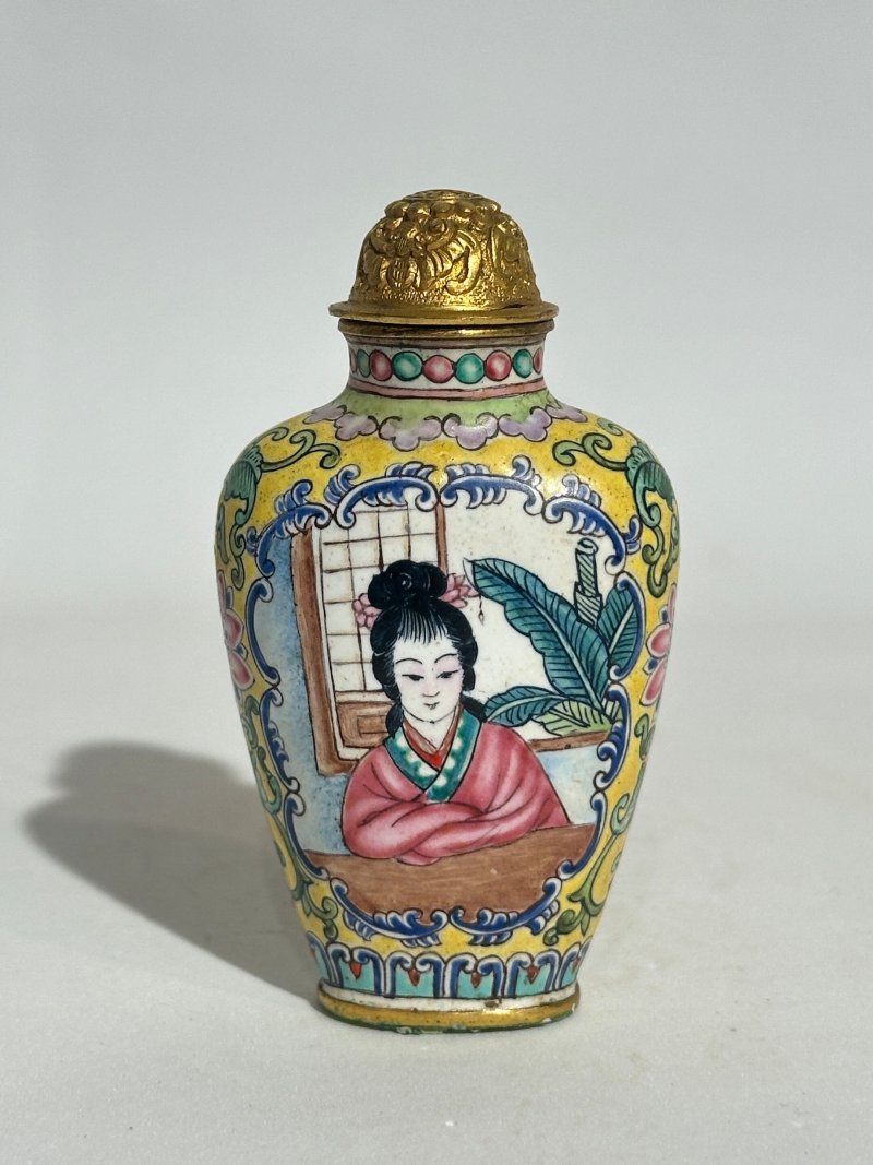 十九/二十世紀 紅漆描金開光山水紋、椰殼詩紋、篆紋、柑皮、匏形詩紋、銅胎畫琺瑯鼻煙壺八件 （西洋人物）⌈乾隆年製⌋藍料楷書款 | EIGHT SNUFF BOTTLES - 图19