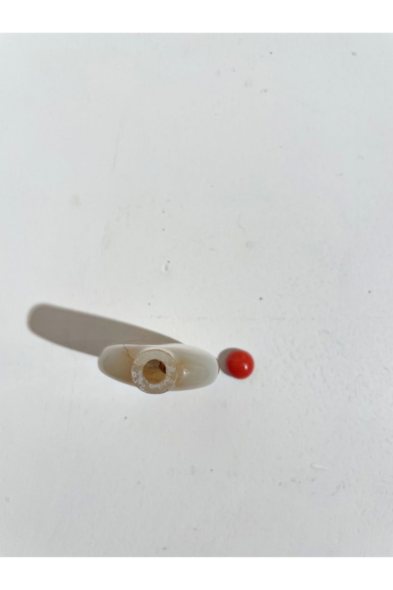 清十九世紀 白玉素紋鼻烟壺 | A WHITE JADE SNUFF BOTTLE - 图3