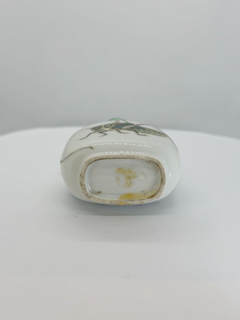 清十九世紀 粉彩蟈蟈紋鼻煙壺 | AN ENAMELLED PORCELAIN 'CRICKET' SNUFF BOTTLE - 图3