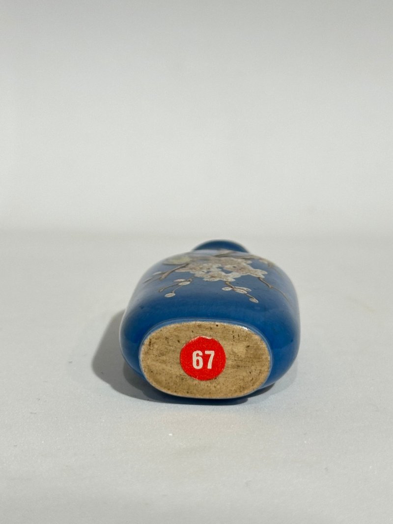 清十九世紀 藍地粉彩宜興⌈喜上眉梢⌋鼻煙壺 | AN ENAMELLED YIXING 'MAGPIE AND PRUNUS' SNUFF BOTTLE - 图6