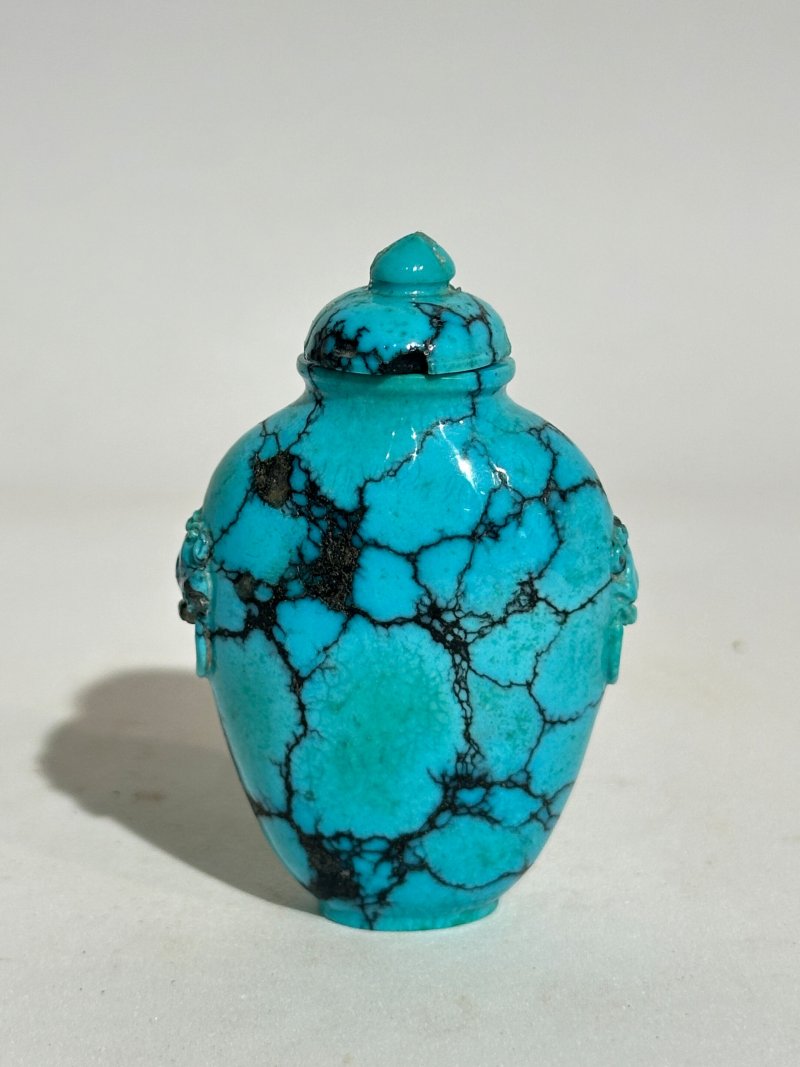 十九/二十世紀 青金石饕餮紋、綠松石鼻煙壺二件 | A LAPIS LAZULI 'TAOTIE' AND A TURQUOISE SNUFF BOTTLE - 图7