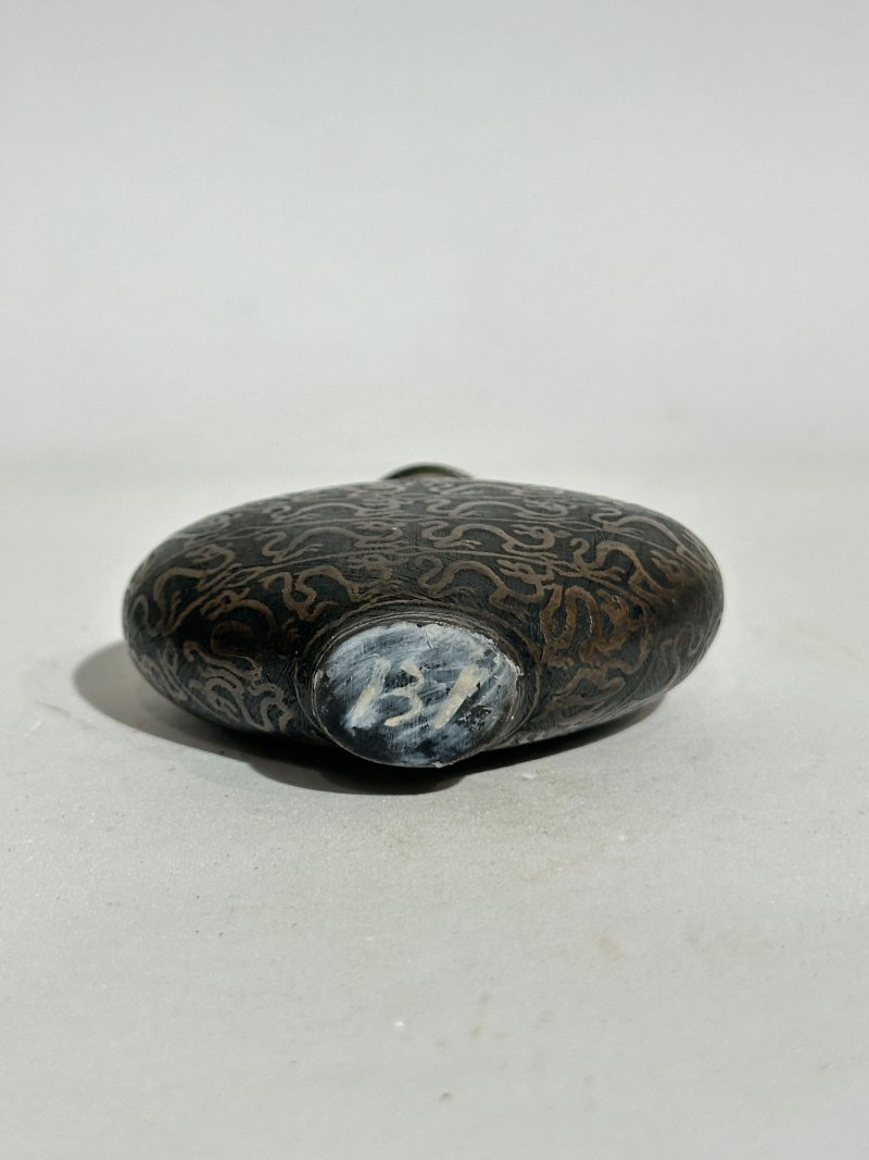 清十九世紀 烏銀瓜紋、夔龍紋鼻煙壺二件 | TWO SILVER NIELLO 'MELON' AND 'KUI DRAGON' SNUFF BOTTLES - 图13