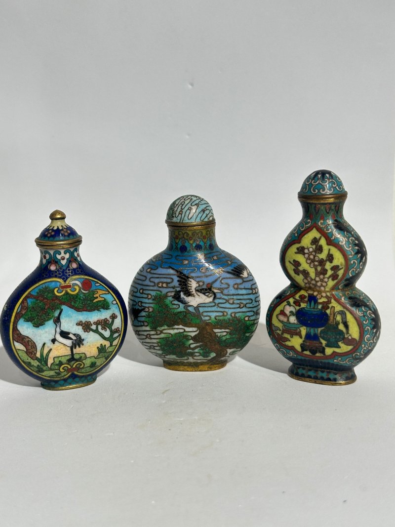 十九/二十世紀 銅胎琺瑯鼻煙壺七件 （博古）⌈乾隆年製⌋款 | SEVEN CLOISONNE ENAMEL SNUFF BOTTLES - 图30