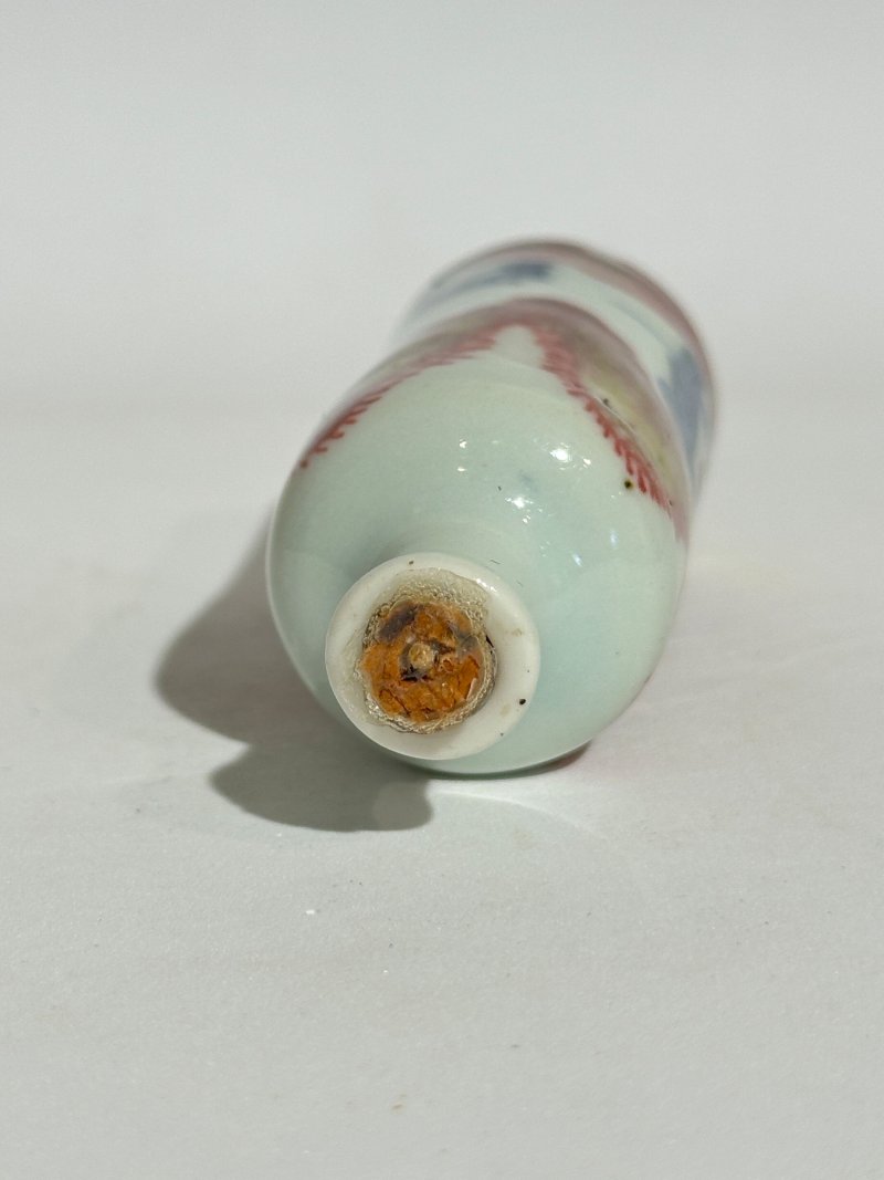 十九/二十世紀 青花⌈二甲傳臚⌋、⌈武松打虎⌋、⌈游龍戲珠⌋、壽字紋、人物紋、青花釉裏紅武士紋、生肖紋鼻煙壺八件 （武士）⌈大清雍正年製⌋青花楷書款、（龍）⌈雍正年製⌋青花楷書款 | EIGHT CERAMIC SNUFF BOTTLES - 图38