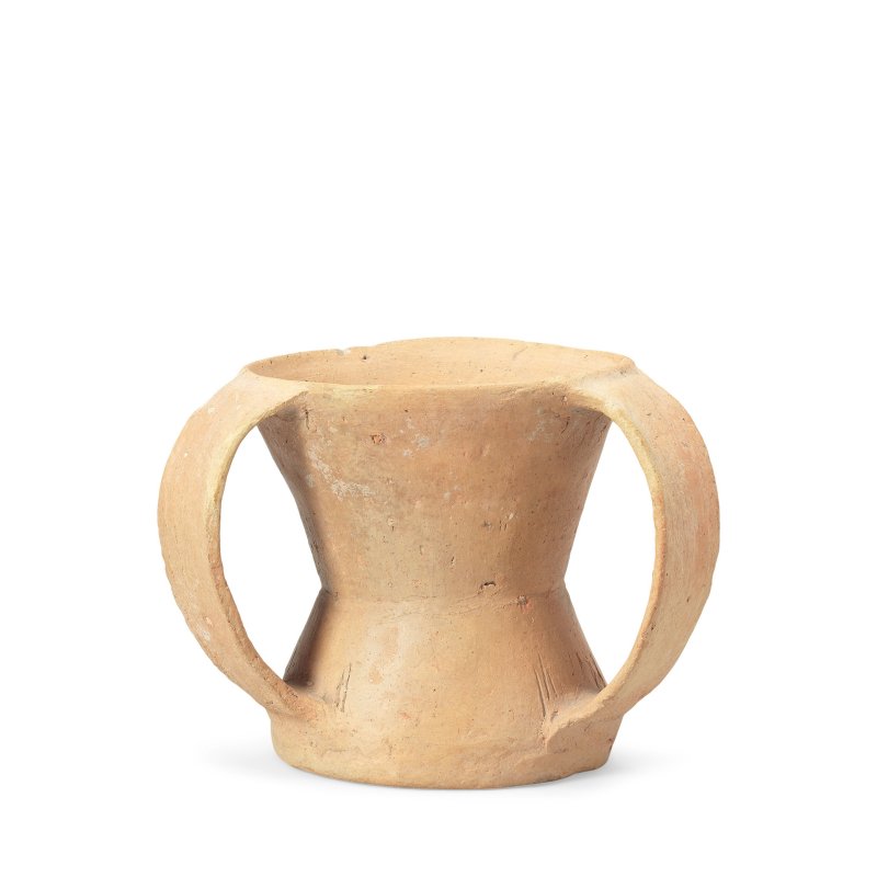 新石器時代 馬家窯文化及齊家文化 紅陶器四件 | FOUR RED POTTERY VESSELS INCLUDING A RARE THREE HANDLED QIJIA CUP - 图3