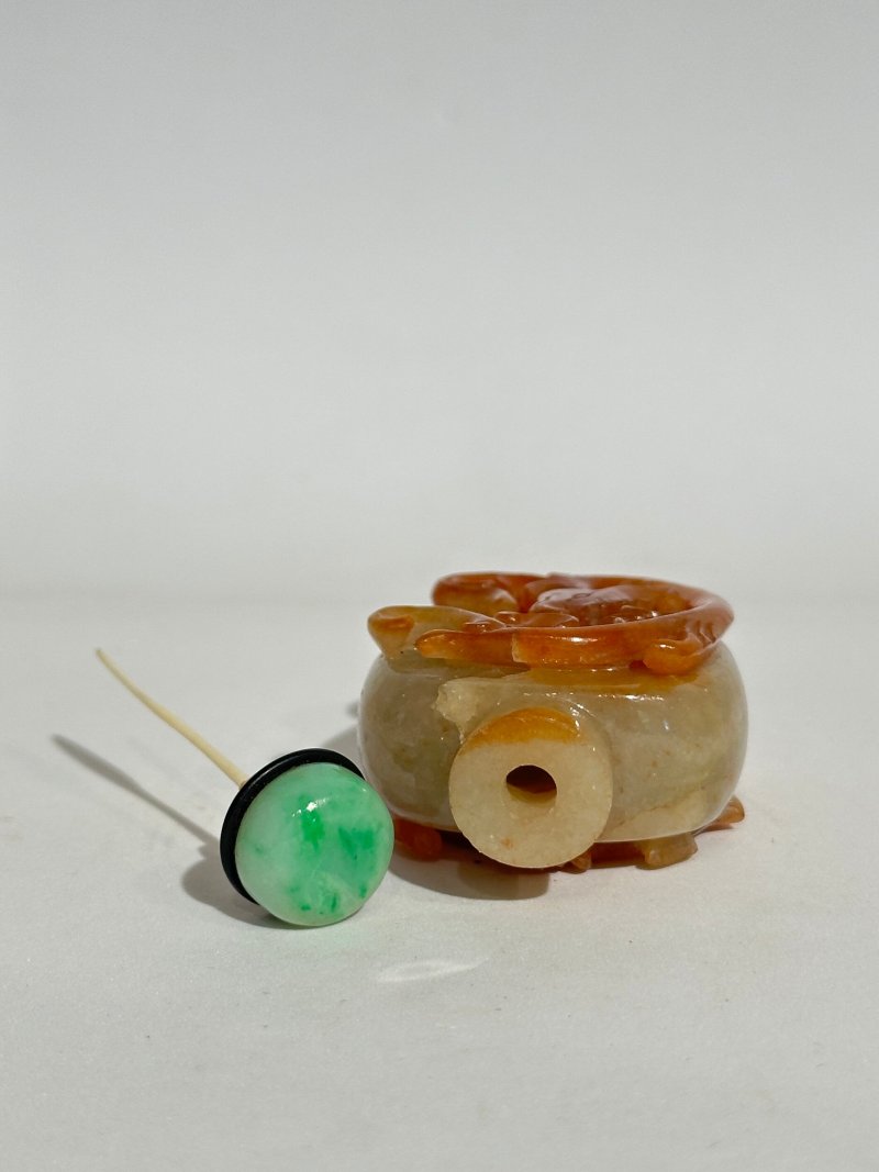 晚清 翡翠帶皮嵌孔雀石龍紋鼻煙壺、翡翠蓋 | A JADEITE SNUFF BOTTLE WITH MALACHITE - 图3