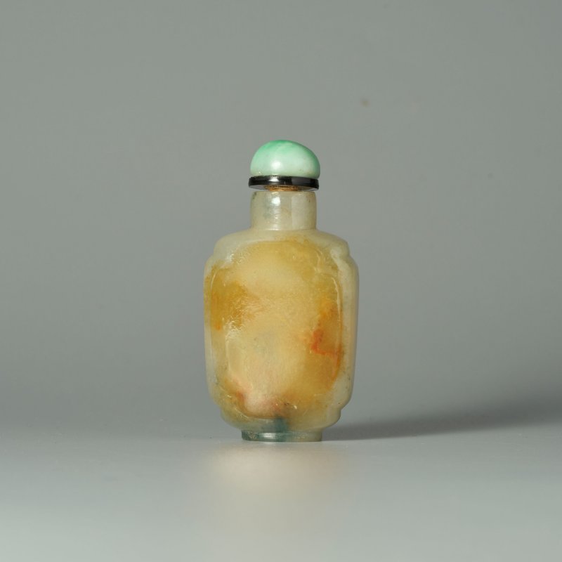 晚清 翡翠光素鼻煙壺、翡翠蓋 | A RUSSET AND GREEN JADEITE SNUFF BOTTLE