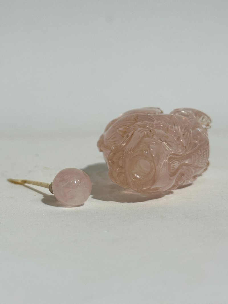 晚清 粉晶⌈麒麟⌋鼻煙壺 | A ROSE QUARTZ 'QILIN' SNUFF BOTTLE - 图4