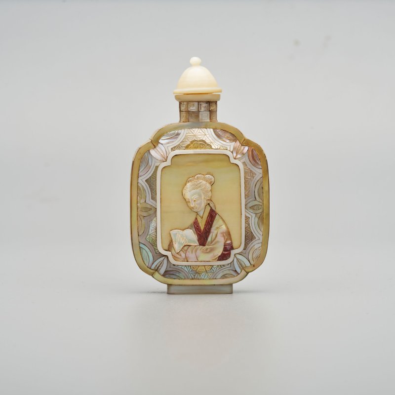 二十世紀 螺鈿開光仕女紋鼻煙壺 ⌈乾隆年製⌋刻款 | A MOTHER-OF-PEARL 'LADY' SNUFF BOTTLE - 图11