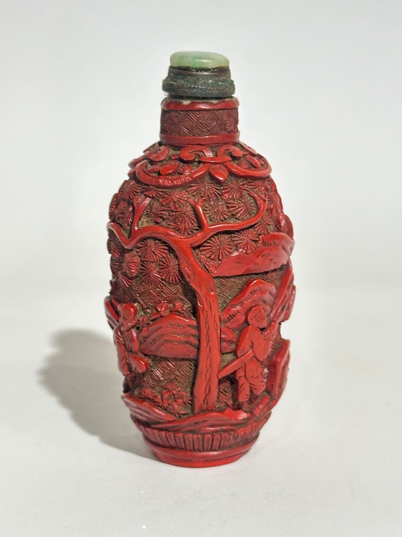 清十八/十九世紀 瓷胎剔紅山水人物紋鼻煙壺 | A CINNABAR LACQUERED-PORCELAIN SNUFF BOTTLE - 图7