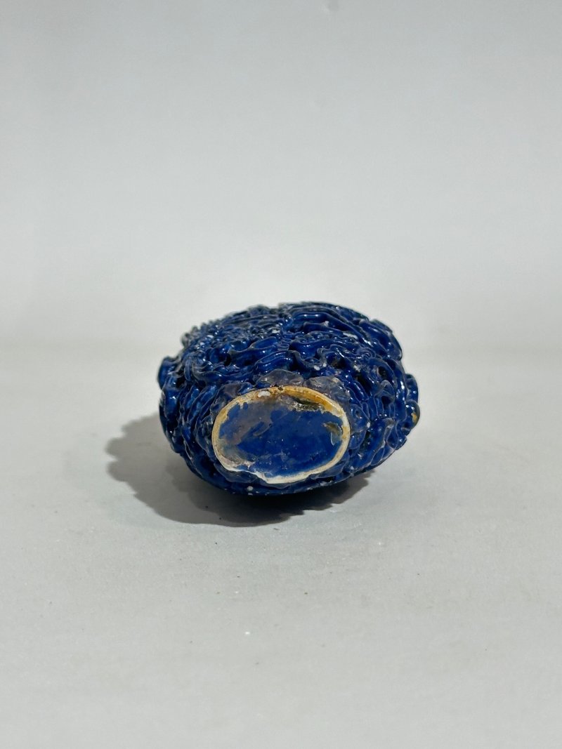 清中期 紅釉、藍釉模製⌈龍鳳呈祥⌋鼻煙壺二件 | TWO MOULDED AND ENAMELLED PORCELAIN 'DRAGON AND PHOENIX' SNUFF BOTTLES - 图13