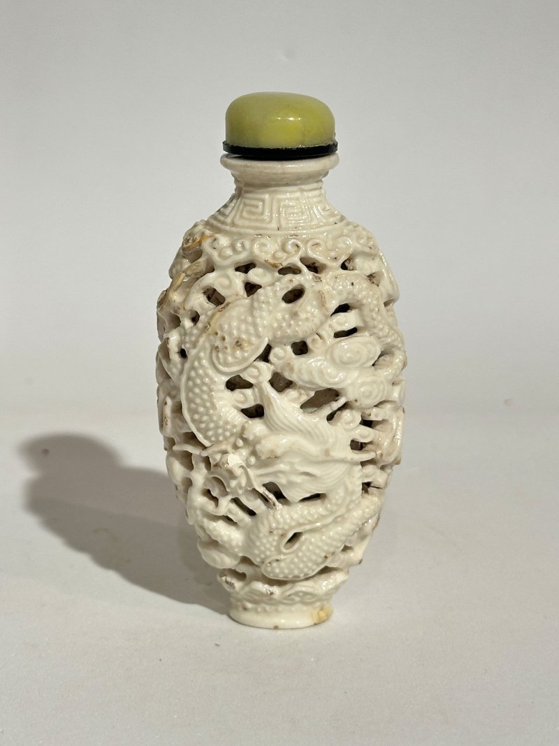 清中期 白釉、粉彩模製⌈龍鳳呈祥⌋鼻煙壺二件 （粉彩）⌈大清乾隆年製⌋礬紅篆書款 | TWO MOULDED AND ENAMELLED PORCELAIN 'DRAGON AND PHOENIX' SNUFF BOTTLES - 图9