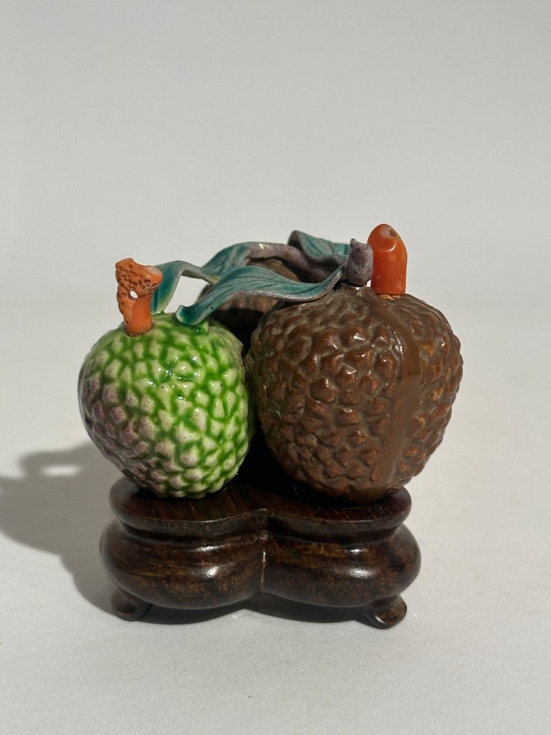 清十九世紀 仿生瓷荔枝、核桃形鼻煙壺二件、珊瑚蓋 及座 | TWO CERAMIC 'LYCHEE' AND 'WALNUT' SNUFF BOTTLES - 图15
