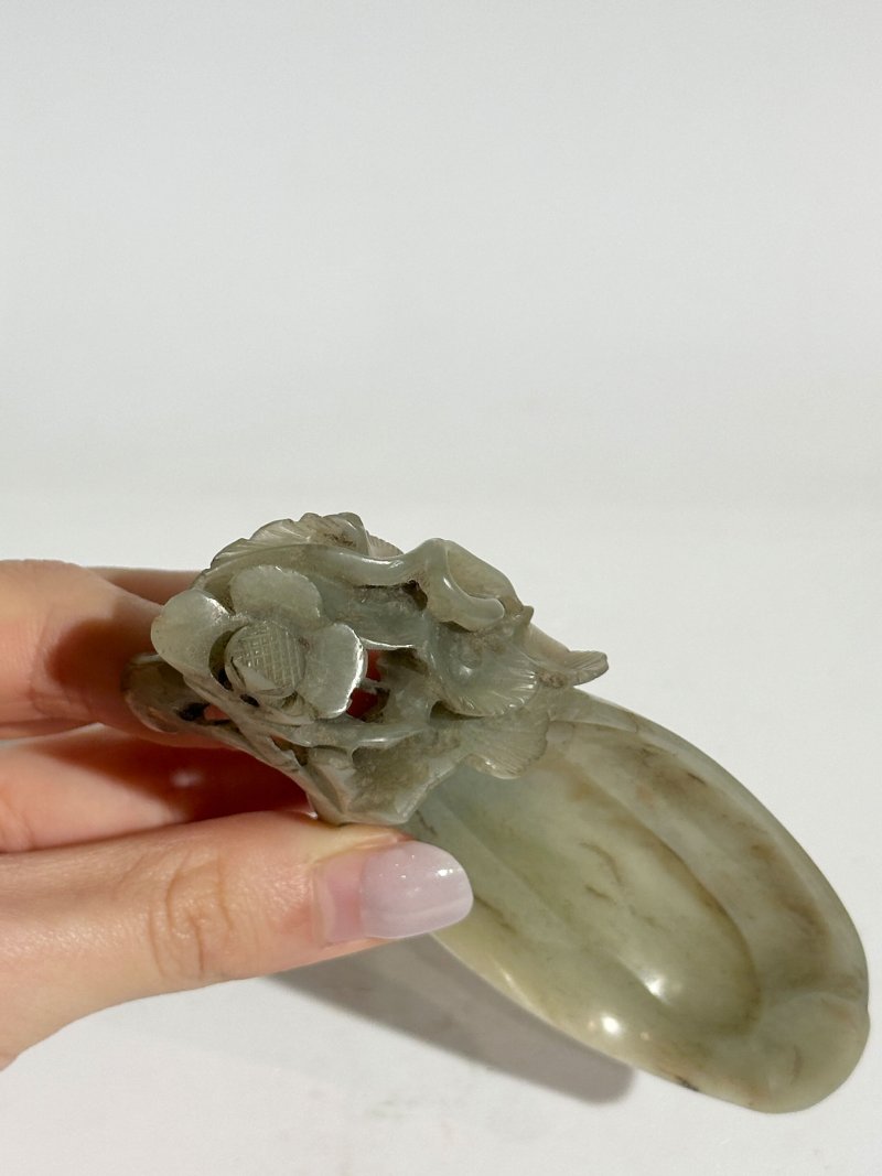 莫臥兒 十九世紀 翠玉花卉紋執瓢 及座 | A PALE GREEN JADE WASHER - 图3