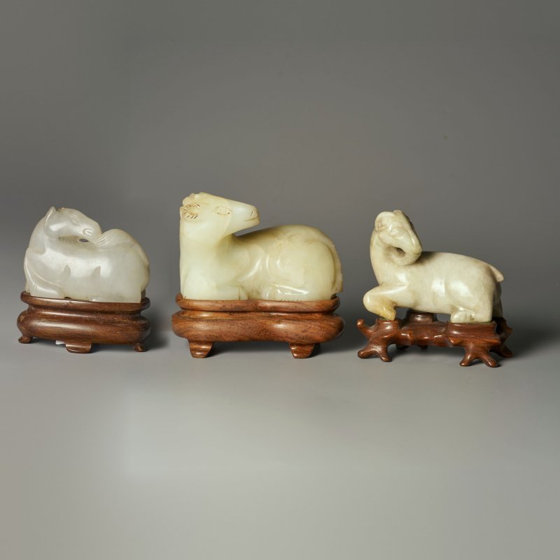 十九/二十世紀 白玉⌈馬⌋、⌈羊⌋三件 及座 | A WHITE JADE 'HORSE' AND TWO JADE 'GOAT' CARVINGS