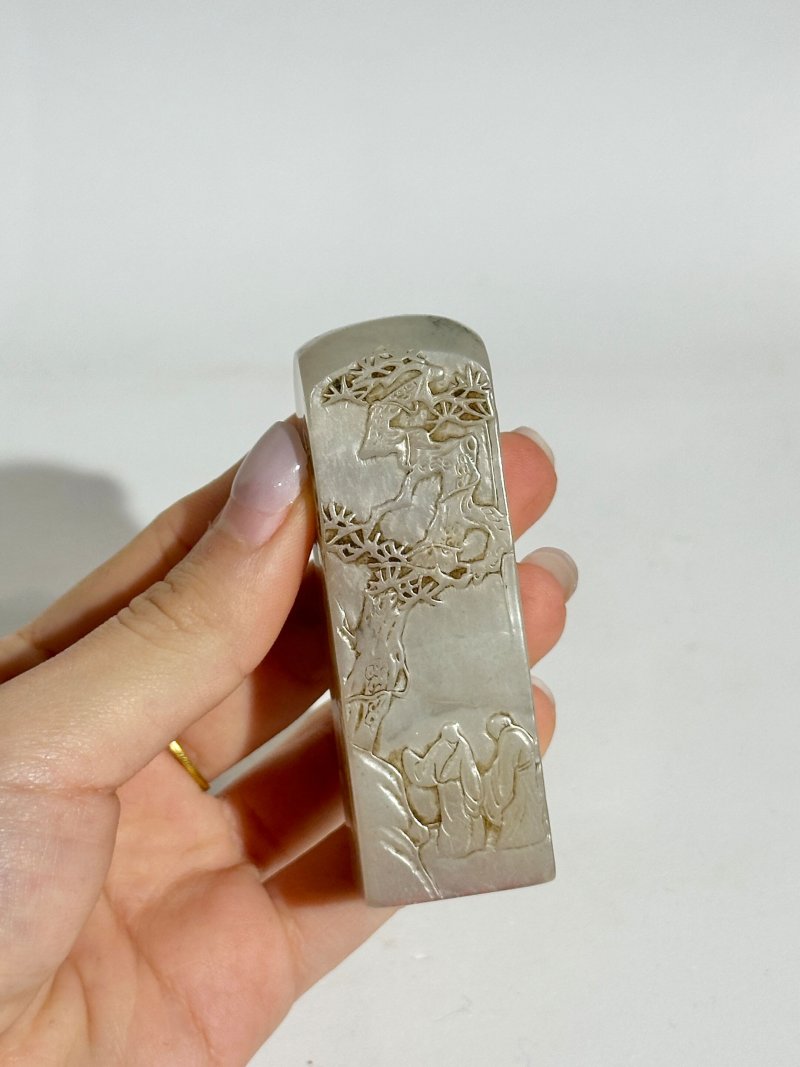 二十世紀 白玉帶皮⌈松下雙僧⌋、琥珀、竹及壽山石⌈山水⌋閑章四枚 | A JADE, AN AMBER, A BAMBOO AND A SOAPSTONE SEAL - 图3